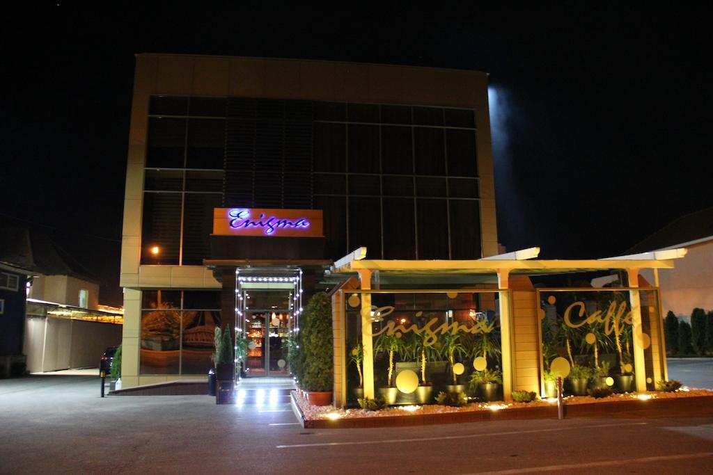 Enigma Pension Târgu Jiu Exteriér fotografie